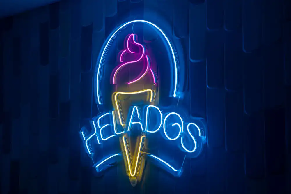 Cuchara sirviendo helado cremoso