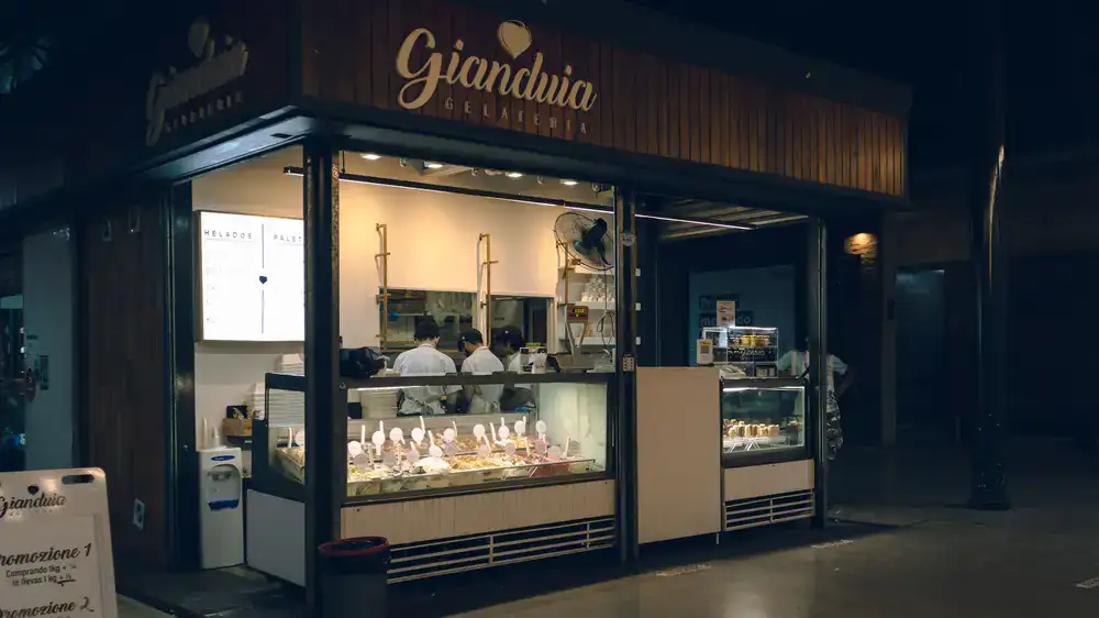 Helados artesanales servidos y listos para disfrutar