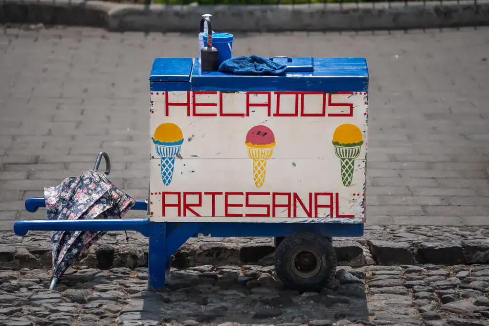 Detalle del proceso de mantecación del helado artesanal con textura cremosa